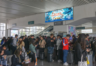 唐家灣站候車大廳、檢票口與到達口之間圖騰柱燈箱廣告