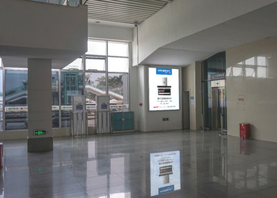 唐家灣站候車大廳近洗手間+候車大廳內近垂直電梯圖騰柱燈箱廣告