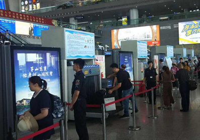 北京站安檢口滾動燈箱廣告 北京站安檢口滾動燈箱廣告