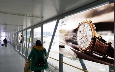 貴陽(yáng)機(jī)場(chǎng)廊橋區(qū)貼膜廣告 貴陽(yáng)機(jī)場(chǎng)廊橋區(qū)貼膜廣告