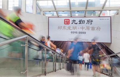 鄭州東站進(jìn)站門楣燈箱廣告 鄭州東站進(jìn)站門楣燈箱廣告