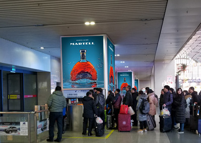 沈陽站候車大廳南側(cè)檢票口直梯燈箱廣告 沈陽站候車大廳南側(cè)檢票口直梯燈箱廣告
