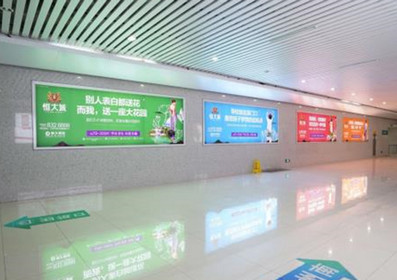 云浮東站進(jìn)出站通道壁掛燈箱廣告 云浮東站進(jìn)出站通道壁掛燈箱廣告