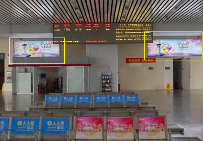 東升站候車大廳內信息屏附近燈箱廣告
