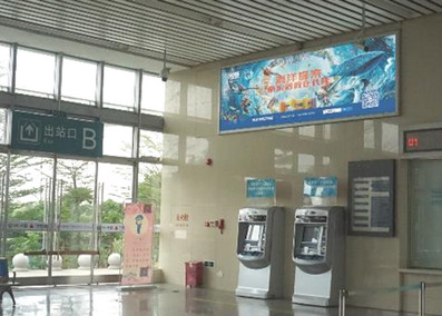 東升站候售票處與B進出站口之間燈箱廣告