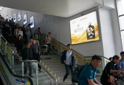 東升站B1、A1電梯通道旁包柱燈箱廣告