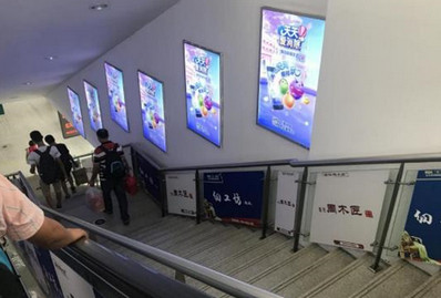 東升站A1、B1電梯通道小燈箱廣告