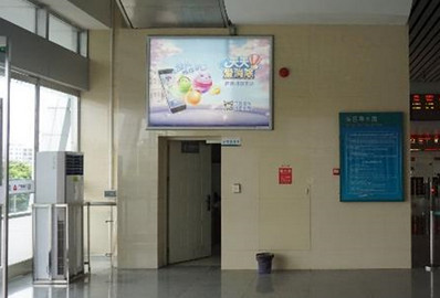 南朗站A、B進出站口旁燈箱廣告