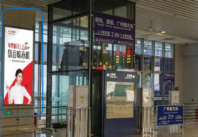 南頭站候車大廳內燈箱廣告