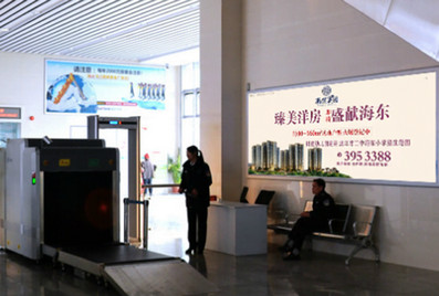 南頭站檢票口旁近A、B進出站口燈箱廣告