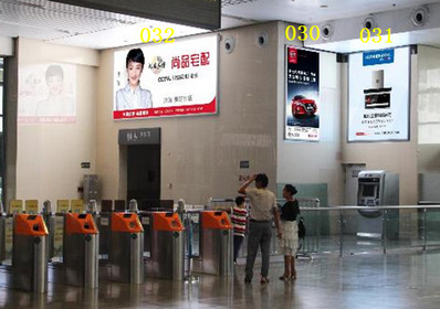 小欖站A區(qū)洗手間外側+上方近檢票口燈箱廣告