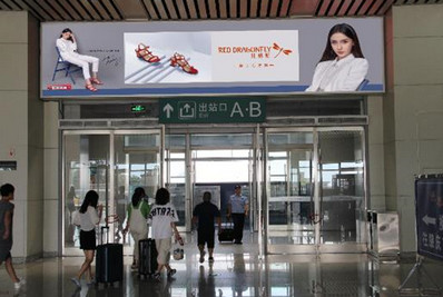 鼎湖東站進(jìn)出站廳墻面燈箱廣告 鼎湖東站進(jìn)出站廳墻面燈箱廣告