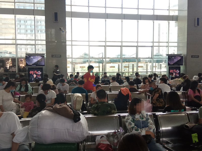 何洛洛貴陽(yáng)高鐵站廣告