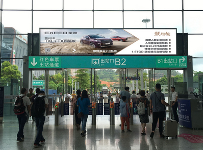 深圳北站到達層出站口上方墻面燈箱廣告