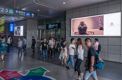 昆山南站到達層旅客通道西墻墻面燈箱廣告