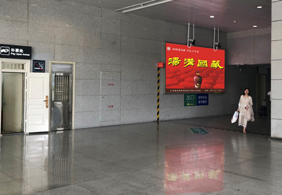 昆山南站到達層城際出站通道西墻墻面燈箱廣告