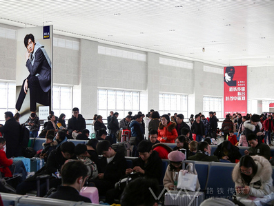 新余北站出發(fā)層一層候車大廳雙面吊旗燈箱廣告 新余北站出發(fā)層一層候車大廳雙面吊旗燈箱廣告