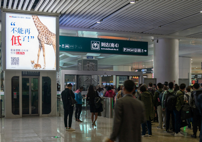 杭州東站到達層出站檢票口楣頭燈箱廣告 杭州東站到達層出站檢票口楣頭燈箱廣告