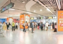 長(zhǎng)沙地鐵火車(chē)南站閘機(jī)口包柱燈箱廣告投放，長(zhǎng)沙地鐵廣告價(jià)格