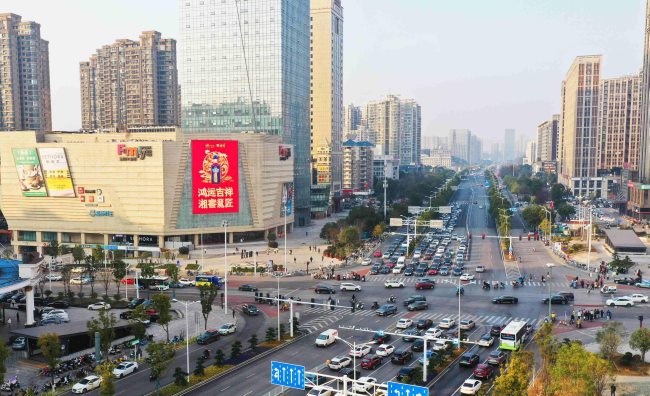 長沙王府井百貨LED廣告投放，長沙商場外墻大屏廣告價格