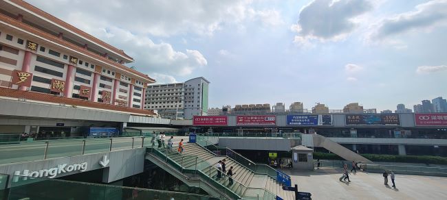 深圳羅湖口岸廣場大牌廣告投放，深圳站羅湖火車站廣告價格