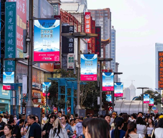 長沙黃興路步行街聯(lián)排LED廣告投放，長沙路燈桿LED大屏廣告