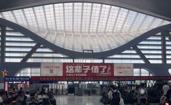 寧波站廣告候車大廳進站口上方燈箱投放，寧波火車站廣告價格