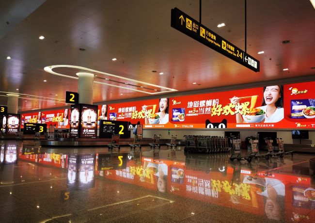 桂林兩江機(jī)場(chǎng)行李大廳墻面LED巨屏投放，桂林機(jī)場(chǎng)大屏廣告價(jià)格