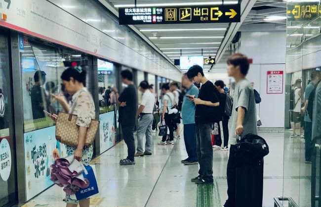 南寧地鐵站臺屏蔽門貼廣告投放，南寧地鐵玻璃貼廣告價格