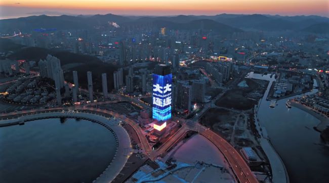 大連南海中心A座地標燈光秀廣告投放，大連樓體LED大屏廣告