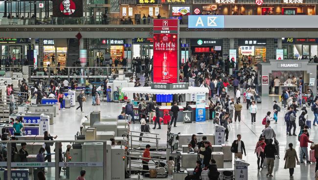 廣州南站問詢臺(tái)三面立柱LED廣告投放，廣州南高鐵站大屏廣告