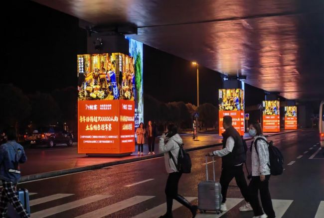 張家界機(jī)場到達(dá)門廊戶外包柱廣告投放，張家界荷花機(jī)場廣告