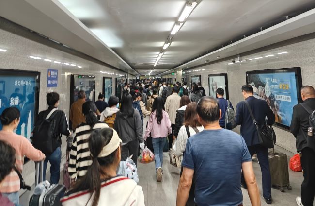 深圳東站高鐵出站通道墻面燈箱廣告投放，布吉火車(chē)站廣告價(jià)格