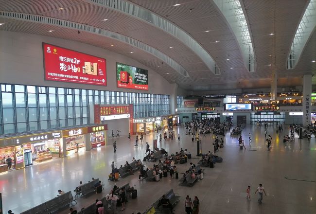 福州站廣告候車大廳上方站棚燈箱投放，福州火車站廣告案例
