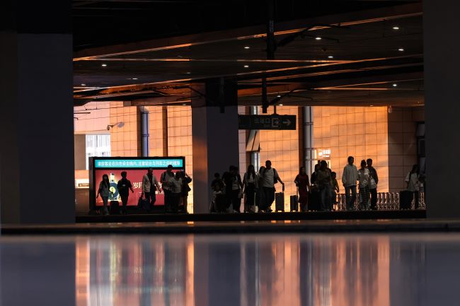 福州南站站臺(tái)燈箱廣告投放，福州南高鐵站大屏廣告案例