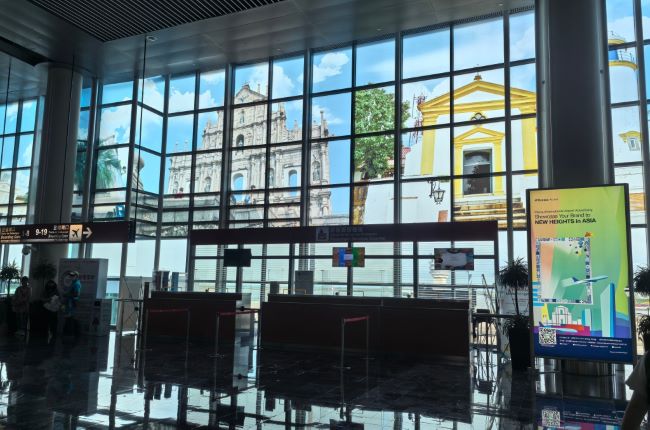 澳門國(guó)際機(jī)場(chǎng)候機(jī)區(qū)登機(jī)口燈箱廣告投放，澳門機(jī)場(chǎng)大屏廣告