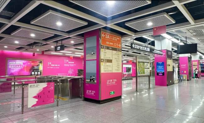 廈門鎮(zhèn)海路地鐵站廳通道墻貼廣告投放，廈門地鐵大屏廣告價(jià)格