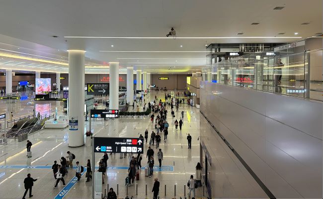 成都地鐵天府機(jī)場站LED包柱大屏：空鐵聯(lián)運(yùn)的視覺焦點(diǎn)